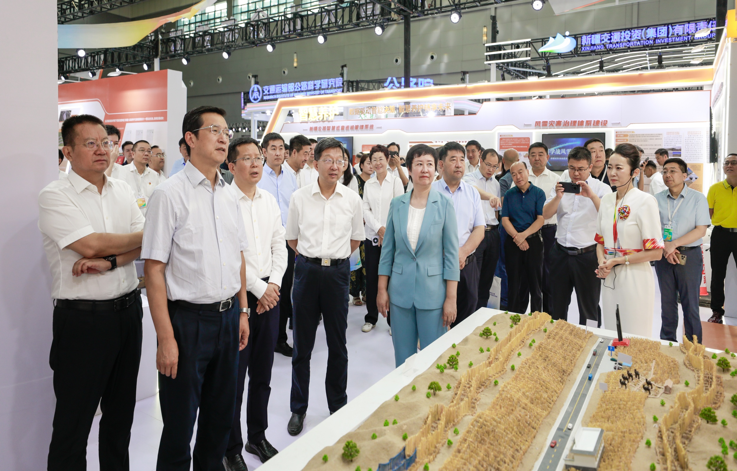 参观内展2(1).jpg