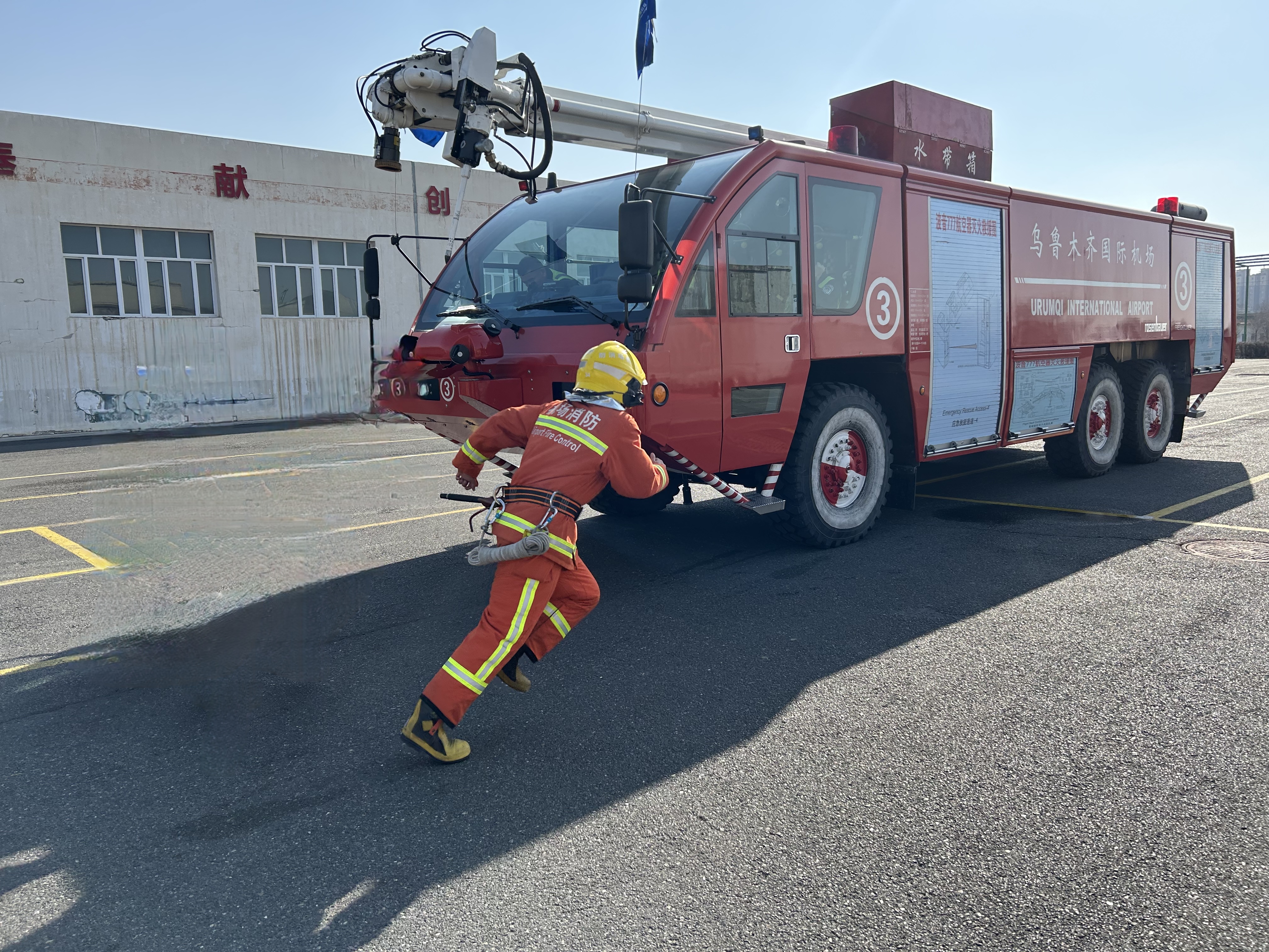 优秀奖  XJXSY2025106（2）-新疆机场（集团）乌鲁木齐国际机场分公司-《在旅客看不见的地方 看不见的日子里》-李嘉伟-18699027210 (2).jpg